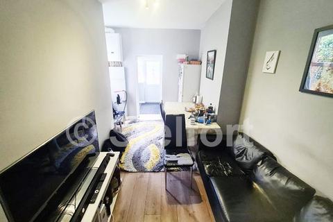 5 bedroom terraced house to rent, Kitchener Road, London E7