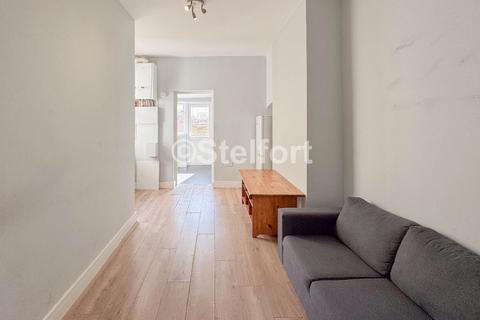 5 bedroom terraced house to rent, Kitchener Road, London E7