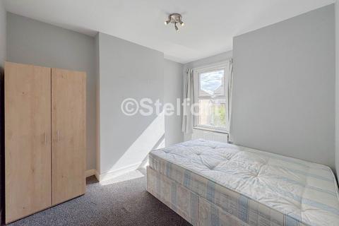 5 bedroom terraced house to rent, Kitchener Road, London E7