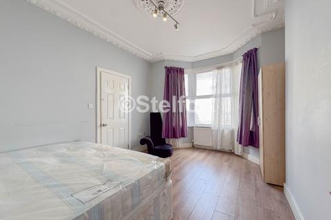 5 bedroom terraced house to rent, Kitchener Road, London E7