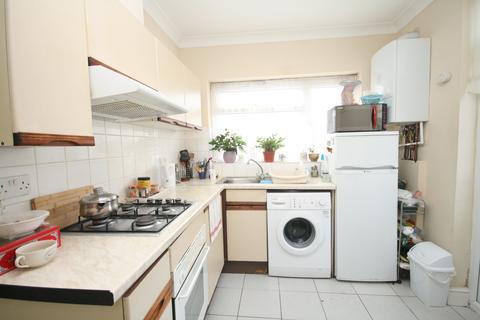 2 bedroom flat to rent, Carlingford road, Turnpike Lane