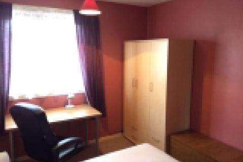 3 bedroom flat to rent, Queens Court, Newcastle Upon Tyne NE4