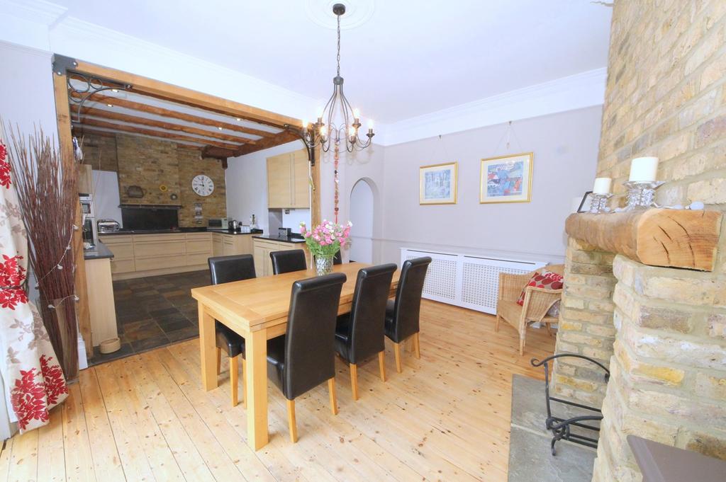 River Avenue, London, N13 3 bed end of terrace house £750,000