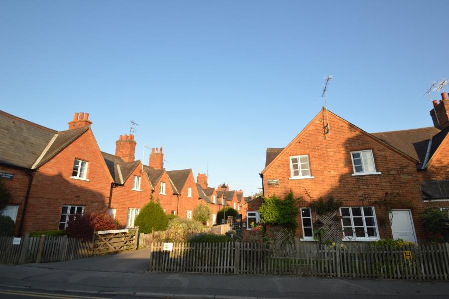 Prince Consort Cottges, Windsor... 3 bed terraced house £1,600 pcm (£
