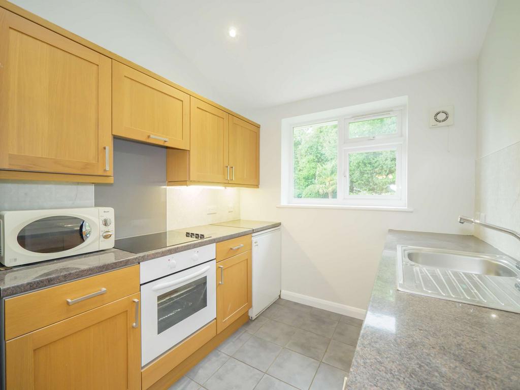 Winterpit Lane, Mannings Heath 2 bed end of terrace house £1,300 pcm (£300 pw)