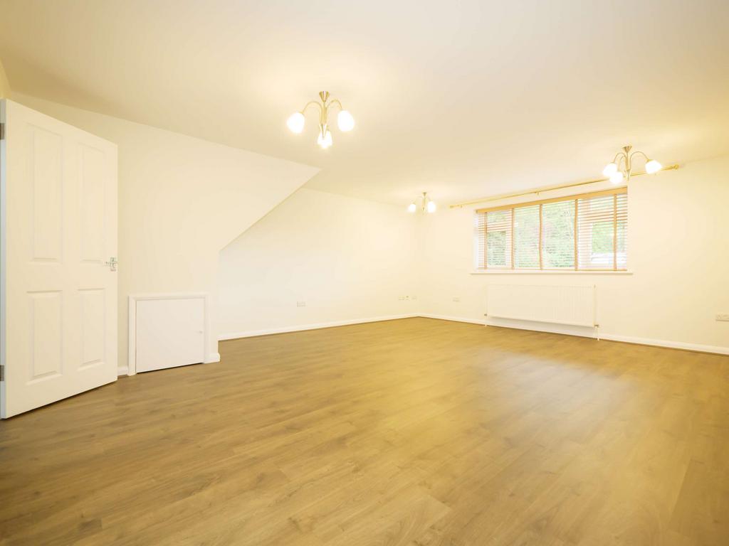 Winterpit Lane, Mannings Heath 2 bed end of terrace house £1,300 pcm (£300 pw)