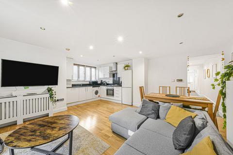 2 bedroom apartment to rent, Queenstown Road, Battersea - SW11