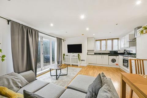 2 bedroom apartment to rent, Queenstown Road, Battersea - SW11