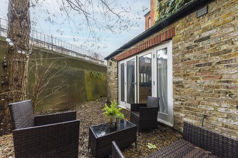 2 bedroom apartment to rent, Queenstown Road, Battersea - SW11