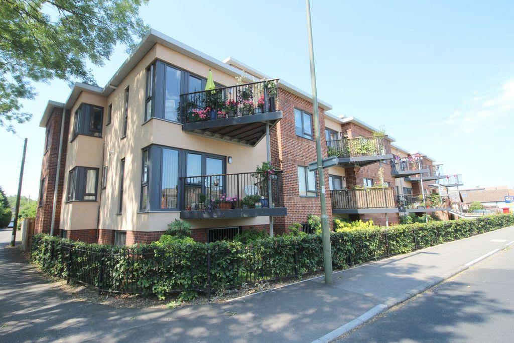 Pooley Green Road, Egham, TW20 2 bed apartment £305,000