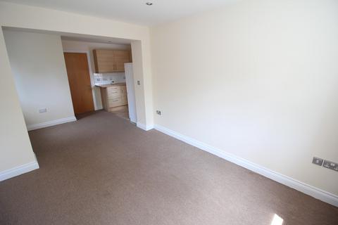 2 bedroom flat to rent, The Crescent, Westbury