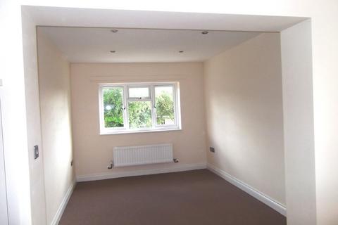 2 bedroom flat to rent, The Crescent, Westbury