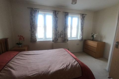 3 bedroom house share to rent - Double Room to Rent in Shared House in Canterbury Close, Worcester Park. Female only