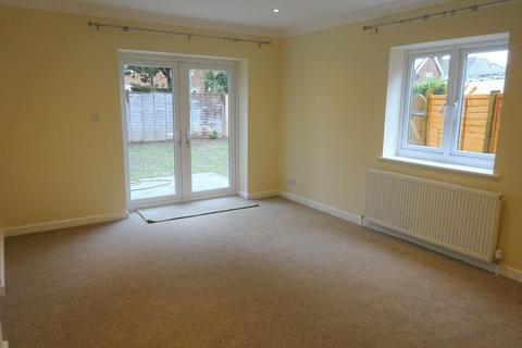 3 bedroom semi-detached house to rent, Gilmore Road, Chichester