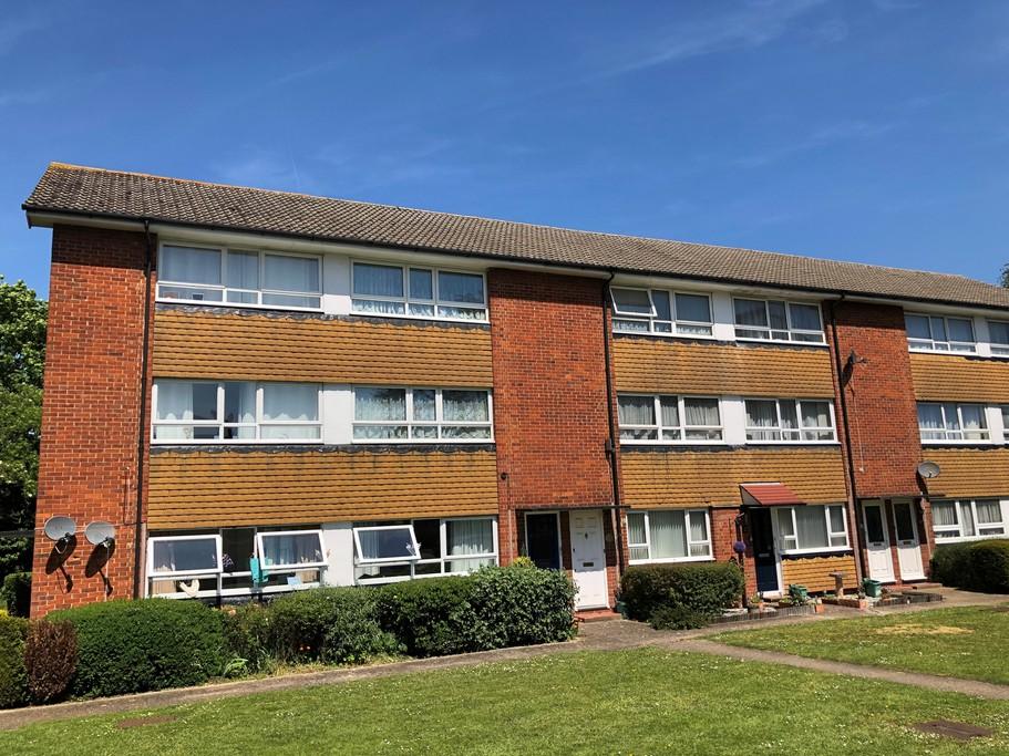 Strode Street, Egham, TW20 2 bed £1,049 pcm (£242 pw)