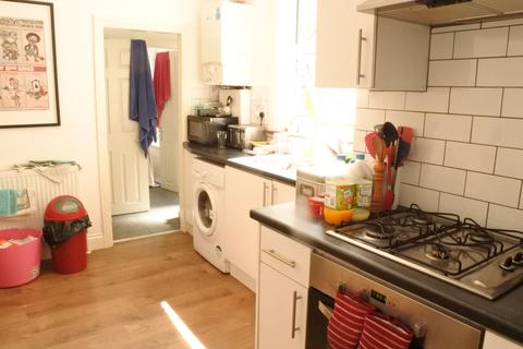 2 bedroom maisonette to rent, Twickenham Road, E11