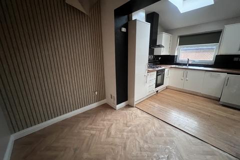 4 bedroom terraced house to rent, Helmsley Street, East Bowling BD4