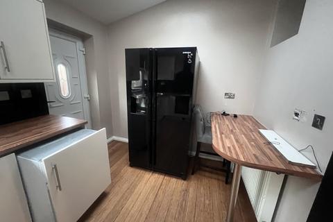 4 bedroom terraced house to rent, Helmsley Street, East Bowling BD4