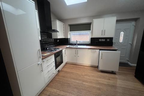 4 bedroom terraced house to rent, Helmsley Street, Bradford BD4
