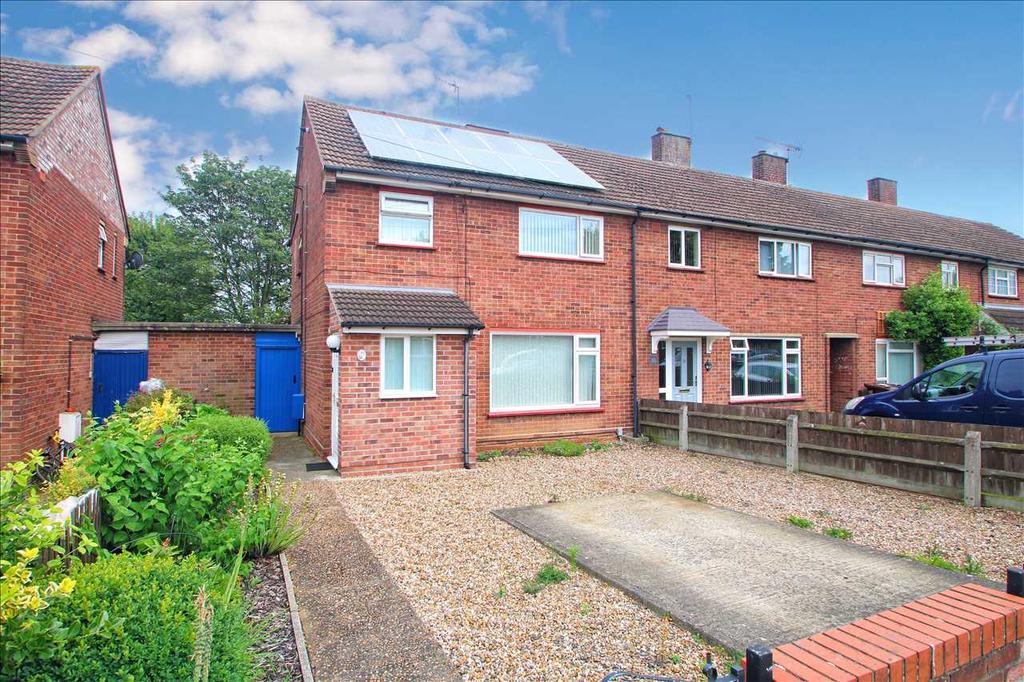 Queen Elizabeth Way, Monkwick, Colchester 3 bed semidetached house £