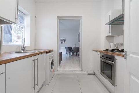 3 bedroom flat to rent, Glenthorn Road, Newcastle Upon Tyne