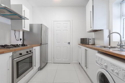 3 bedroom flat to rent, Glenthorn Road, Newcastle Upon Tyne