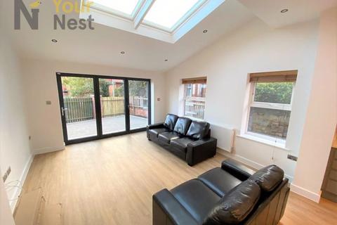5 bedroom semi-detached house to rent, Ash Road, Headingley, Leeds, LS6 3JJ, EN-SUITE BATHROOMS.