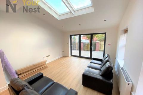 5 bedroom semi-detached house to rent, Ash Road, Headingley, Leeds, LS6 3JJ, EN-SUITE BATHROOMS.
