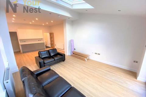 5 bedroom semi-detached house to rent, Ash Road, Headingley, Leeds, LS6 3JJ, EN-SUITE BATHROOMS.