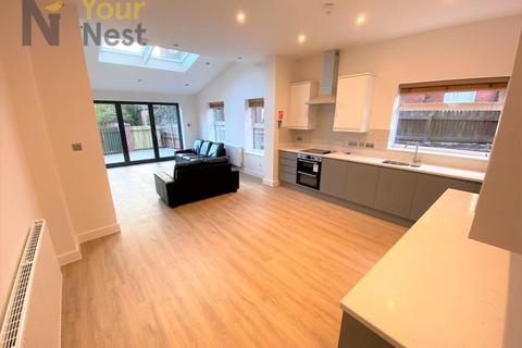 5 bedroom semi-detached house to rent, Ash Road, Headingley, Leeds, LS6 3JJ, EN-SUITE BATHROOMS.