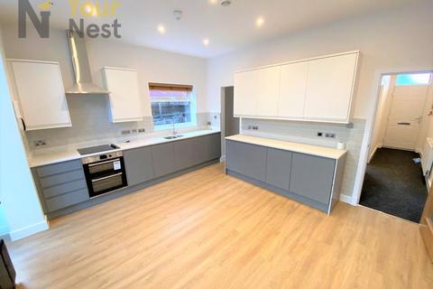 5 bedroom semi-detached house to rent, Ash Road, Headingley, Leeds, LS6 3JJ, EN-SUITE BATHROOMS.