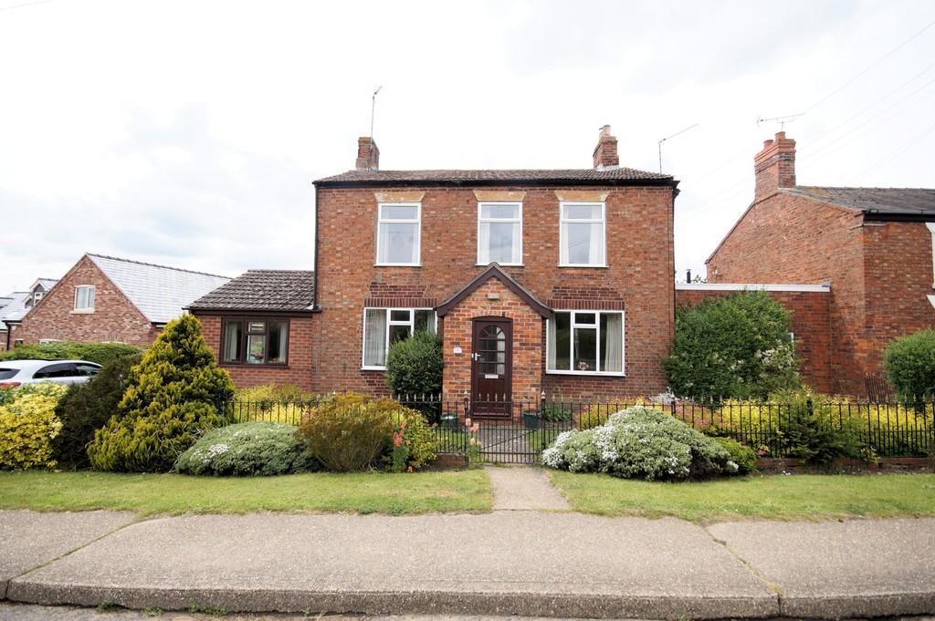 Fosse Lane, ThorpeontheHill, Lincoln 3 bed link detached house £