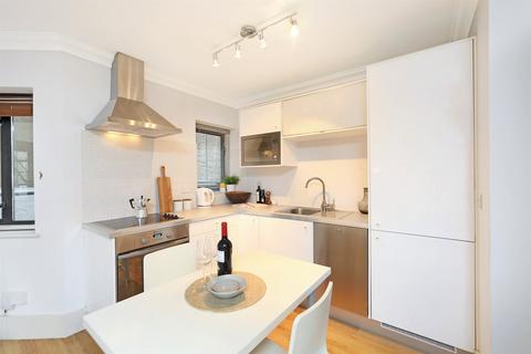 Studio to rent, St Helens Gardens, London, W10