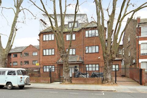 Studio to rent, St Helens Gardens, London, W10