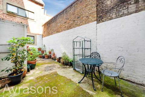 2 bedroom flat to rent, CLAPHAM ROAD, OVAL