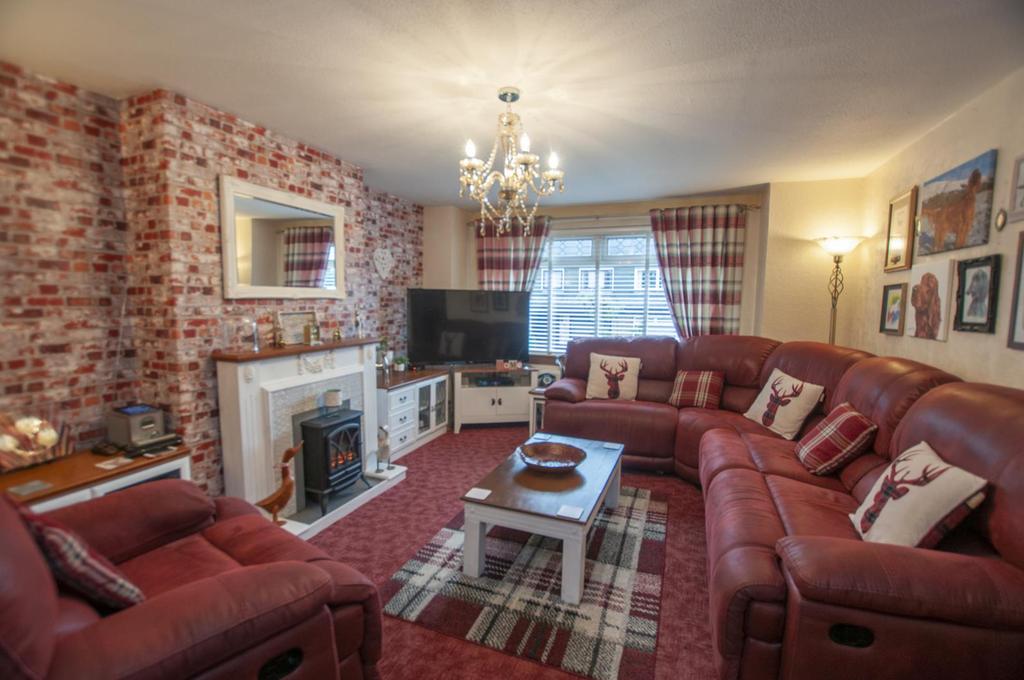 1 Harviestoun Grove, Tillicoultry, Clackmannanshire FK13 6QT, UK 3 bed