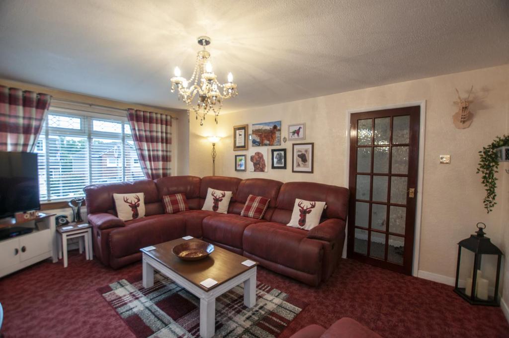 1 Harviestoun Grove, Tillicoultry, Clackmannanshire FK13 6QT, UK 3 bed