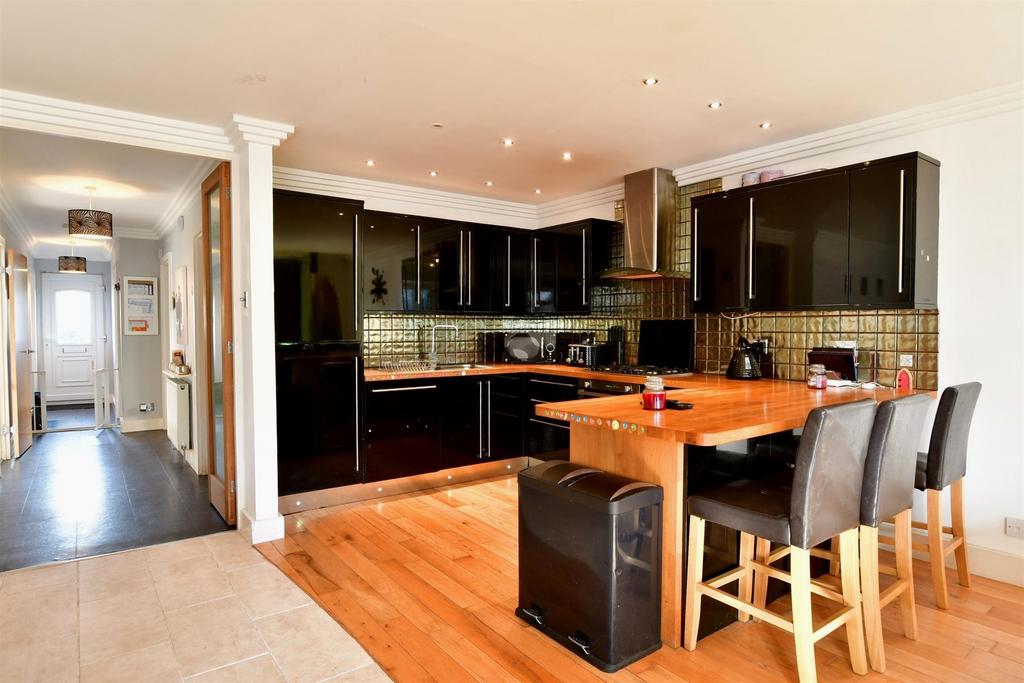 Kitchen /Dining Area