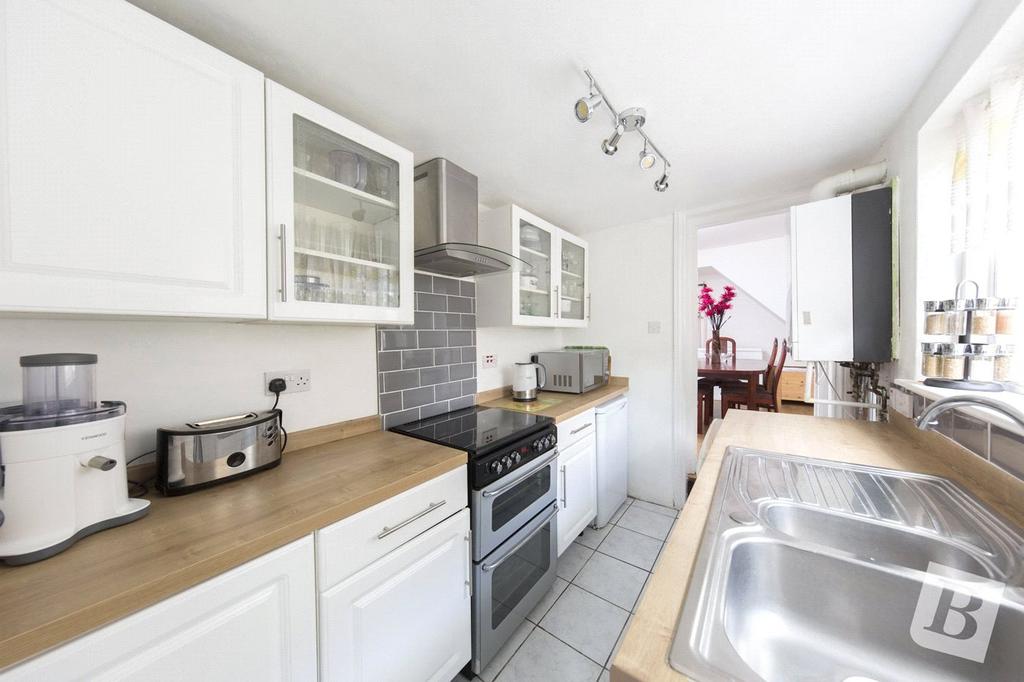 Cecil Road, Gravesend, Kent, DA11 3 bed terraced house £1,350 pcm (£
