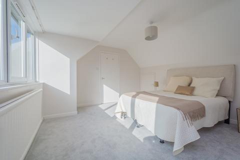 2 bedroom maisonette to rent, Crossways, Box Hill