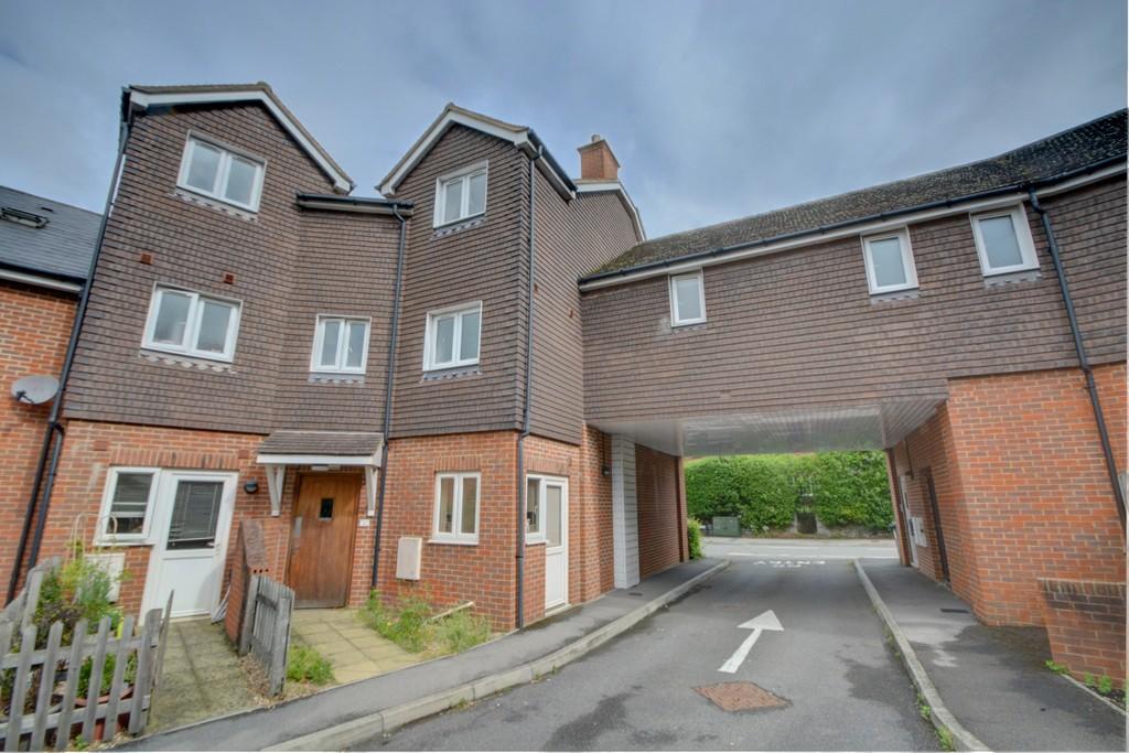 Portsmouth Road, Liphook 2 bed apartment £795 pcm (£183 pw)