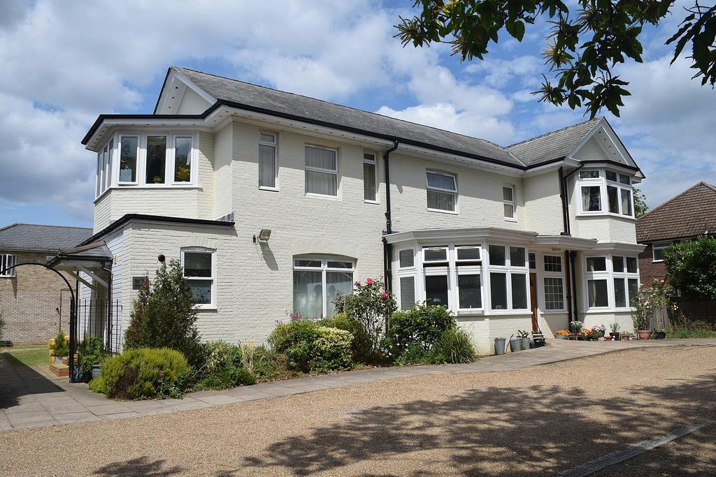 Rydens Avenue, WaltononThames, KT12 3 bed apartment £350,000