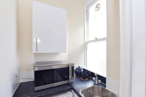 Studio to rent, Hill Street, Mayfair