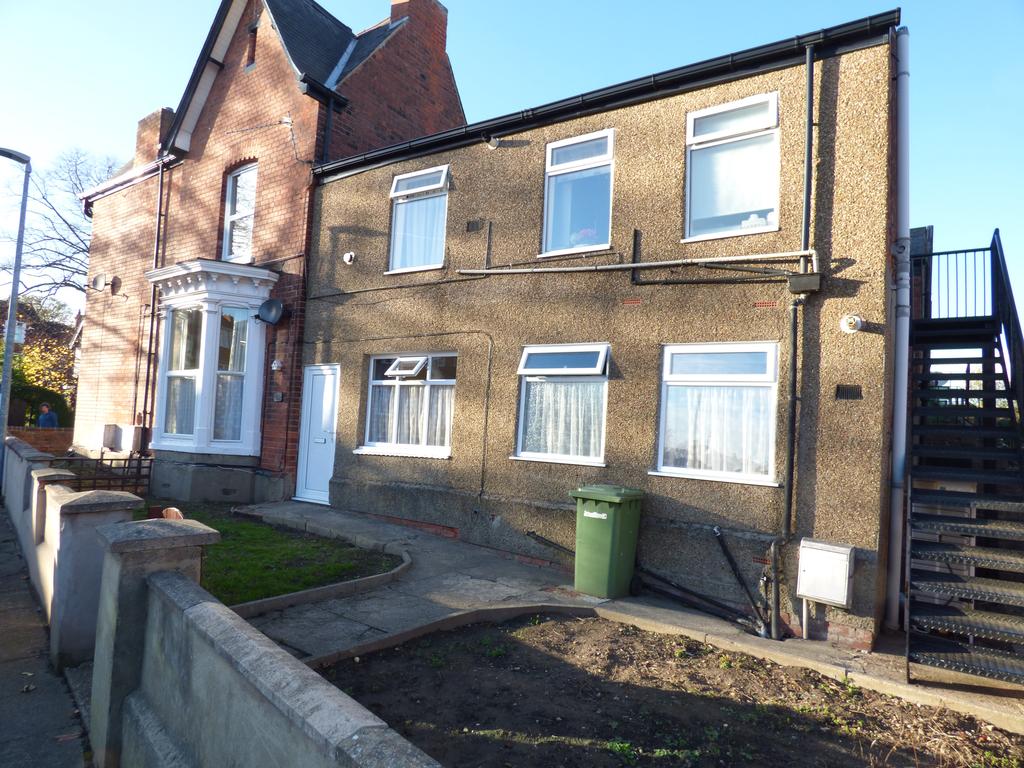 Abbey Drive East, Grimsby DN32 2 bed flat £450 pcm (£104 pw)