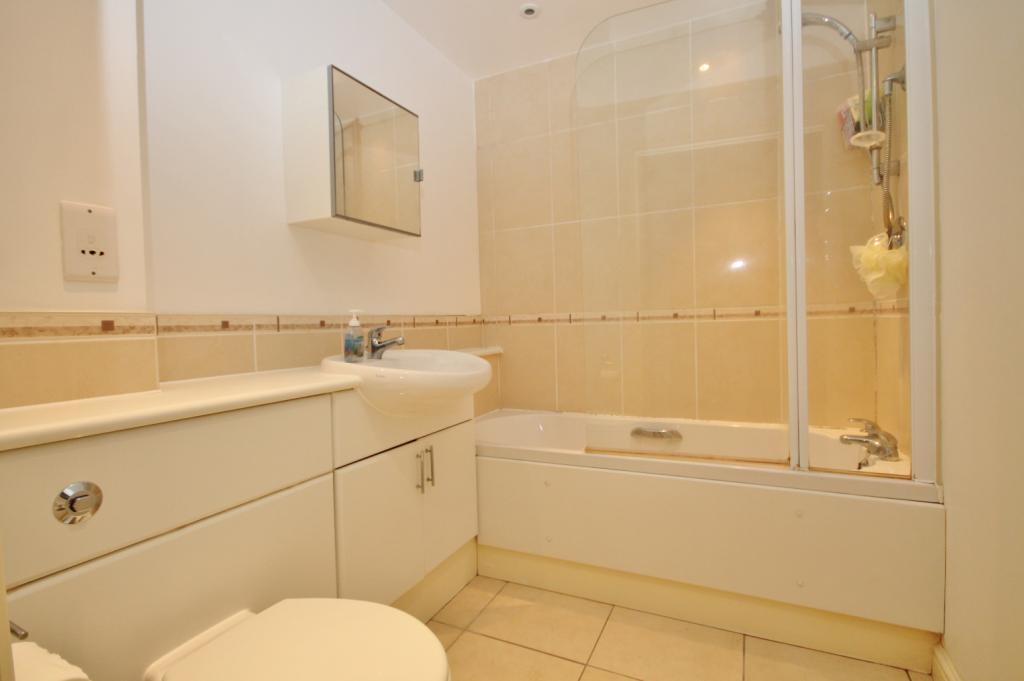 Apartment in Feltham - View 4