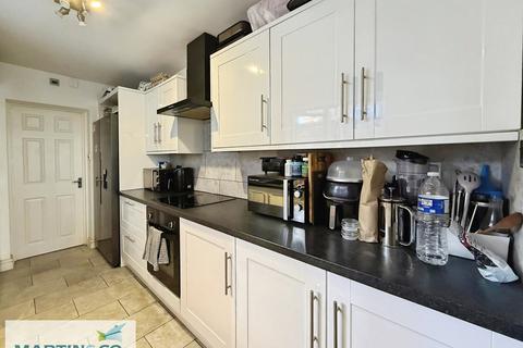 3 bedroom terraced house to rent, Collis Street, Reading