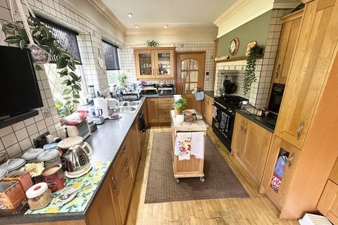 3 bedroom semi-detached house to rent, Woodhall Park Mount, Stanningley