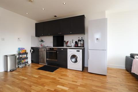 2 bedroom flat to rent, Altolusso, Bute Terrace, Cardiff, CF10