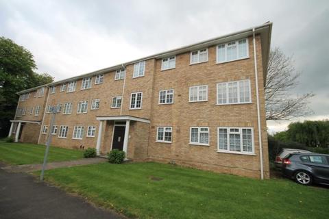 3 bedroom apartment to rent - Swallow Close, Staines, Middlesex, TW18