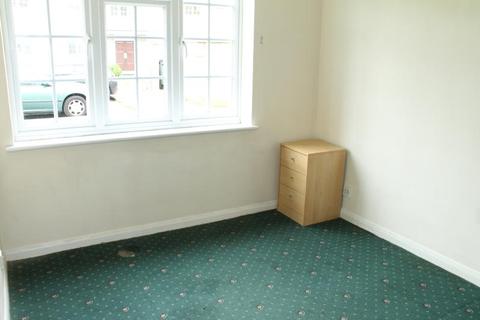 3 bedroom apartment to rent - Swallow Close, Staines, Middlesex, TW18